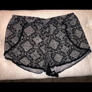 Black & white Hot Kiss shorts💋